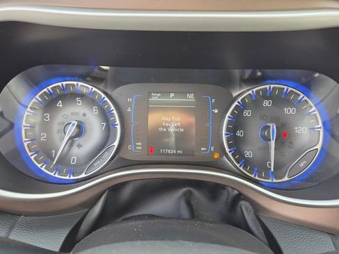 Used 2017 Chrysler Pacifica Touring FWD image 22