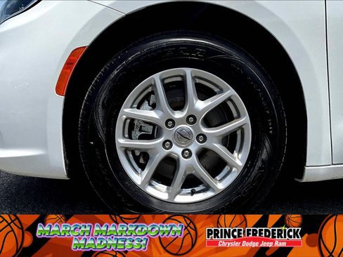 Used 2022 Chrysler Pacifica Touring-L image 8