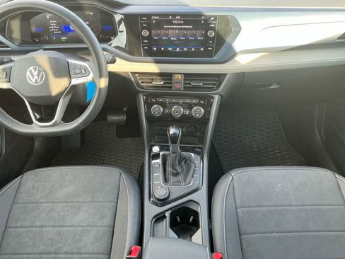 Used 2024 Volkswagen Taos SE w/ Panoramic Sunroof Package image 10