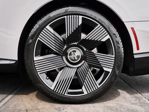 Used 2025 Rolls-Royce Spectre w/ Spectre Launch Package AWD/4WD image 17