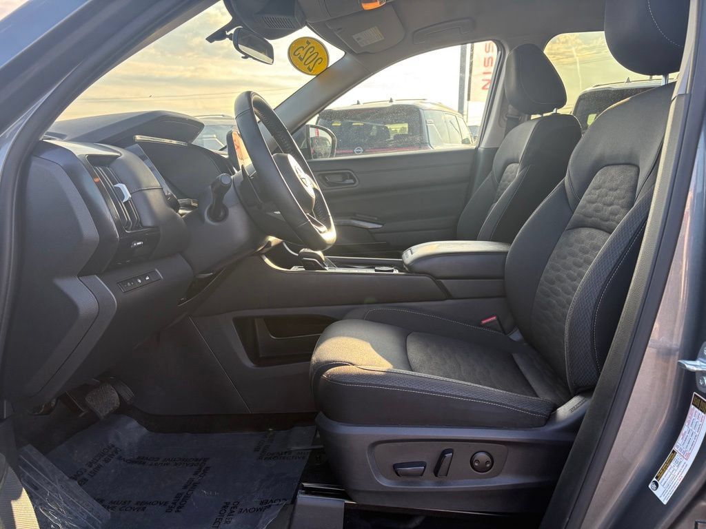Used 2025 Nissan Pathfinder SV AWD/4WD image 26