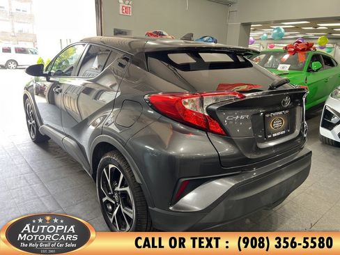 Used 2018 Toyota C-HR XLE FWD image 3