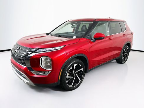 Used 2024 Mitsubishi Outlander SE image 3