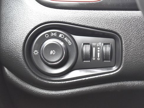 Used 2016 Jeep Renegade Trailhawk w/ Premium Trailhawk Package image 17