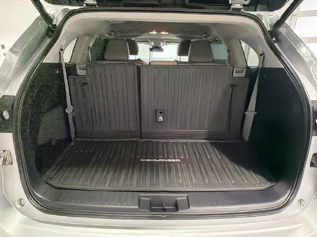 Used 2022 Toyota Highlander XLE AWD/4WD image 21