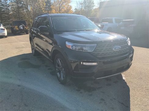 Certified 2022 Ford Explorer XLT w/ Equipment Group 202A image 3