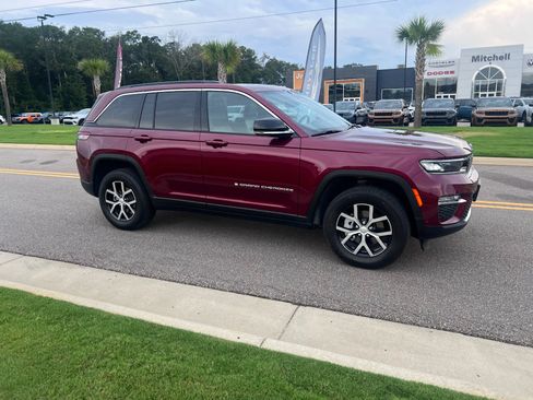 Certified 2025 Jeep Grand Cherokee Limited w/ Luxury Tech Group II RWD image 3