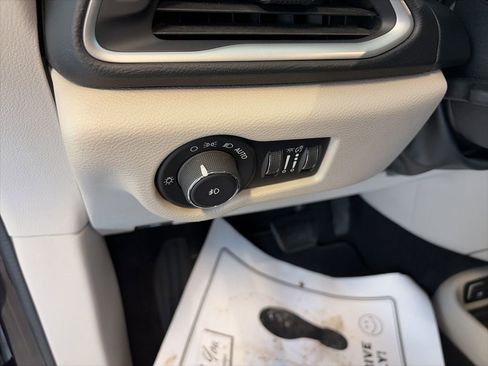 Used 2017 Chrysler Pacifica Touring-L image 29