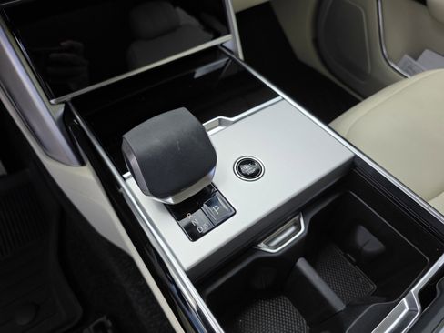Used 2025 Land Rover Range Rover SE image 21