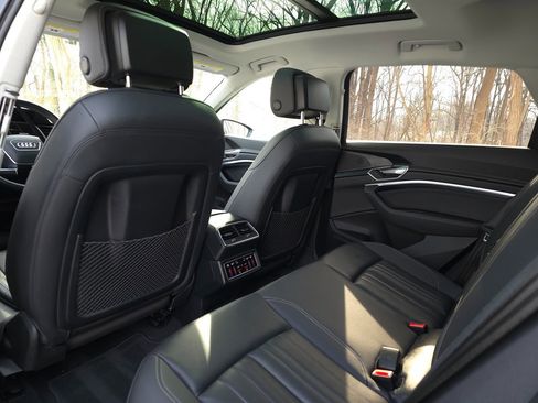 Used 2024 Audi Q8 e-tron Premium Plus image 14