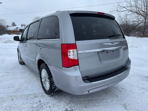 Used 2013 Chrysler Town & Country Limited image 3