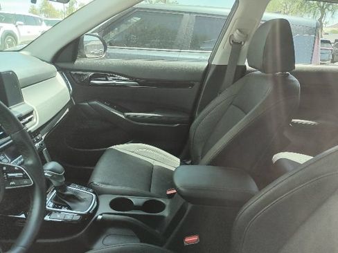 Certified 2025 Kia Seltos EX w/ EX Sunroof Package FWD image 18