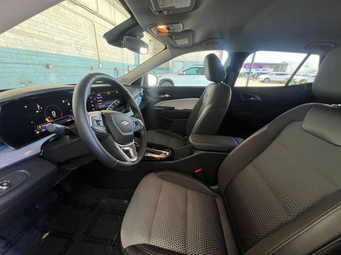 Used 2025 Chevrolet Trax LT w/ LT Convenience Package FWD image 27