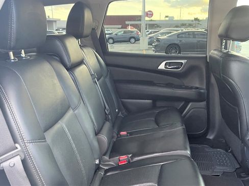 Used 2017 Nissan Pathfinder Platinum image 12