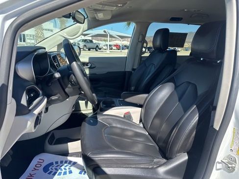 Certified 2023 Chrysler Pacifica Touring-L image 16
