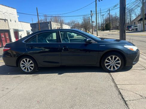 Used 2017 Toyota Camry XLE w/ Moonroof Package image 4