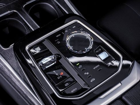 Used 2025 BMW 740i xDrive image 30