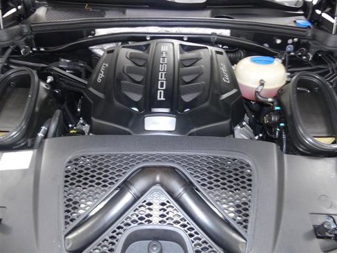 Used 2018 Porsche Macan Turbo image 33