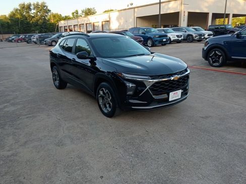 Used 2025 Chevrolet Trax LT w/ LT Convenience Package FWD image 6