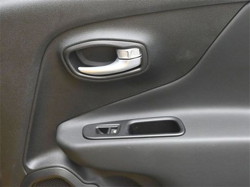 Used 2023 Jeep Renegade Latitude image 29