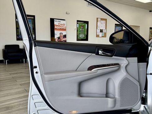 Used 2012 Toyota Camry XLE w/ Leather Pkg image 15