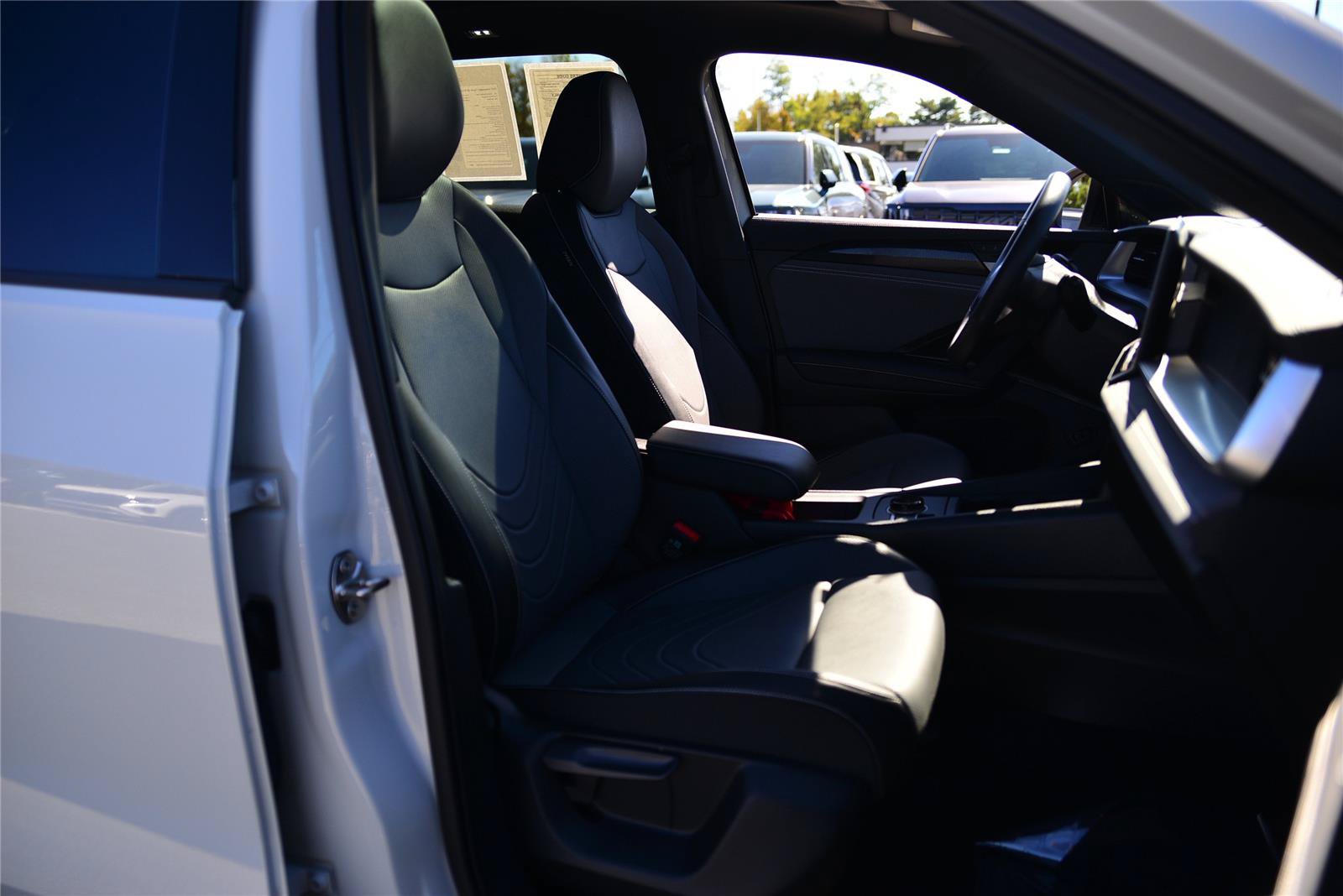 Certified 2025 Volkswagen Tiguan SE R-Line AWD/4WD image 14
