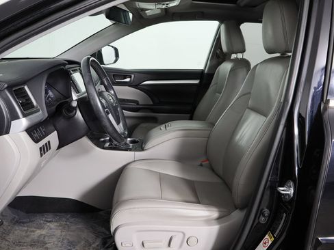 Used 2019 Toyota Highlander XLE AWD/4WD image 16