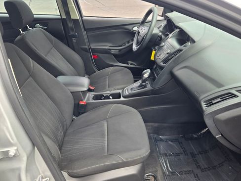 Used 2018 Ford Focus SE FWD image 5