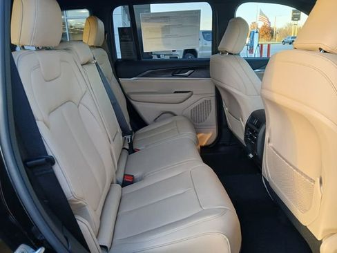 New 2025 Jeep Grand Cherokee Limited w/ Trailer Tow Package AWD/4WD image 18