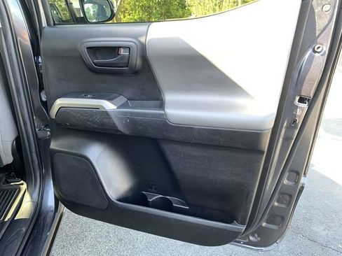 Used 2022 Toyota Tacoma SR5 RWD image 11