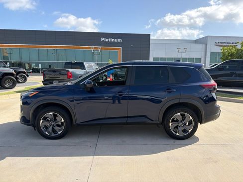 Used 2024 Nissan Rogue SV FWD image 2