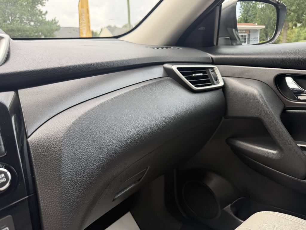 Used 2016 Nissan Rogue SV w/ SV Premium Package FWD image 18