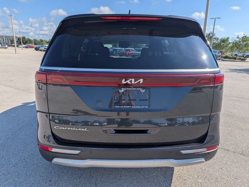 Used 2022 Kia Carnival LX FWD image 5
