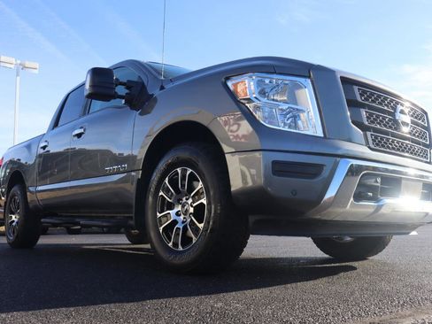 Used 2021 Nissan Titan SV w/ SV Convenience Package image 17