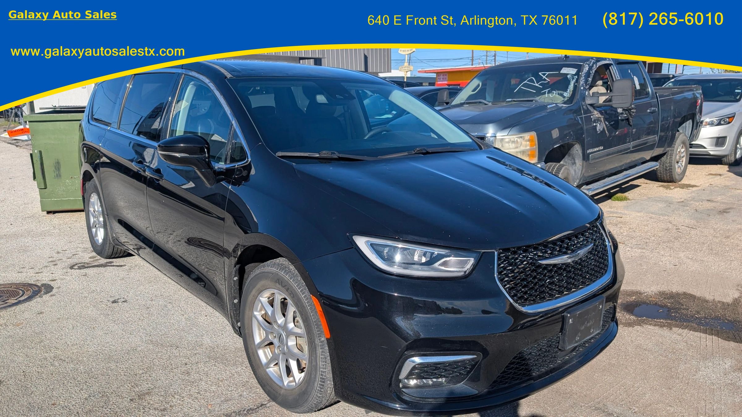 Used 2024 Chrysler Pacifica Touring-L FWD image 3