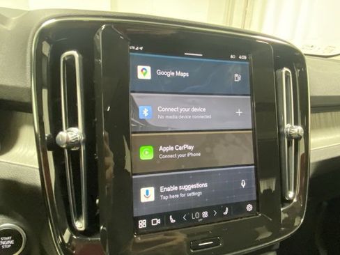 Used 2025 Volvo XC40 B5 Plus image 17