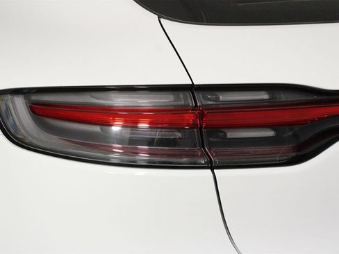 Used 2025 Porsche Macan image 21