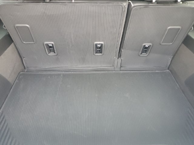 Used 2025 Cadillac Escalade ESV Premium Luxury Platinum w/ LPO, Floor Liner Package AWD/4WD image 8