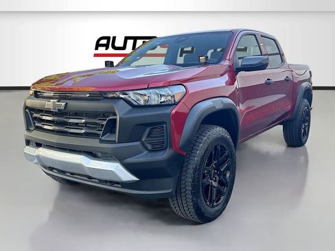 Used 2025 Chevrolet Colorado Trail Boss w/ Off-Road Front Bumper Package AWD/4WD image 3