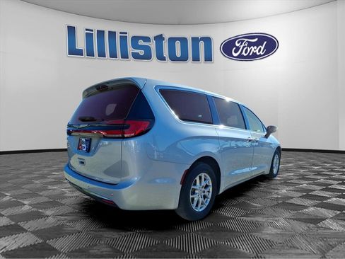 Used 2024 Chrysler Pacifica Touring-L image 7