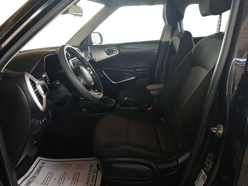 Used 2025 Kia Soul LX w/ LX Technology Package FWD image 9