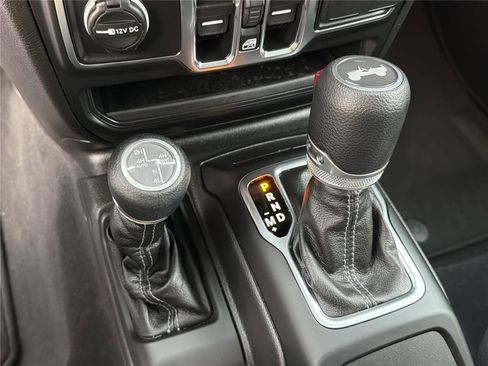 Used 2025 Jeep Wrangler Sahara image 32