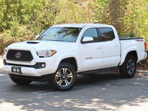 Used 2018 Toyota Tacoma TRD Sport w/ Technology Package AWD/4WD image 2