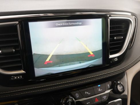 Used 2024 Chrysler Pacifica Limited FWD image 28