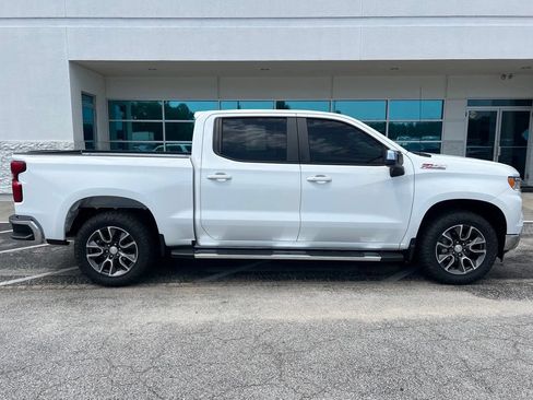 Used 2022 Chevrolet Silverado 1500 LT w/ Z71 Off-Road Package AWD/4WD image 3