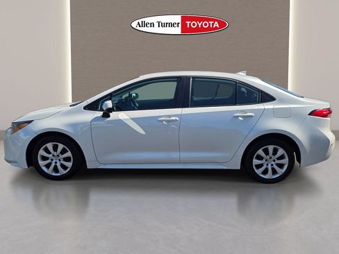 Used 2025 Toyota Corolla LE FWD image 10