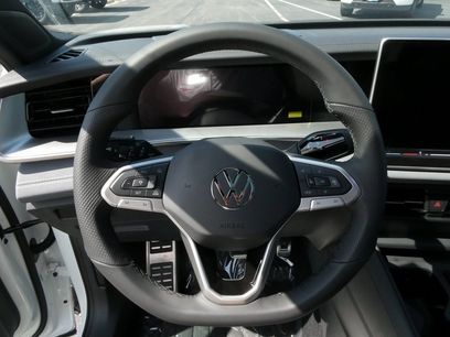 New 2025 Volkswagen Tiguan SE