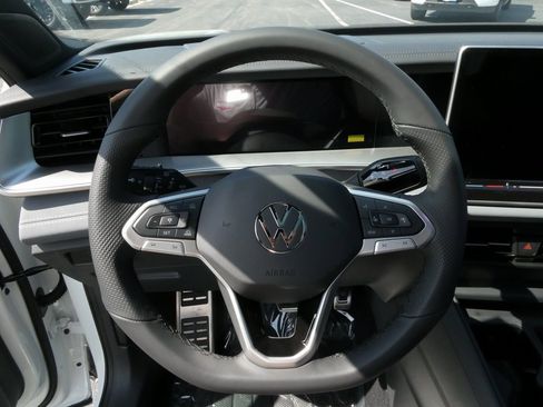 New 2025 Volkswagen Tiguan SE image 4