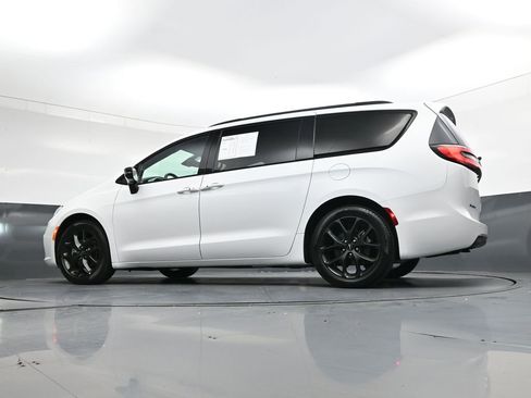 Used 2025 Chrysler Pacifica Limited FWD image 44