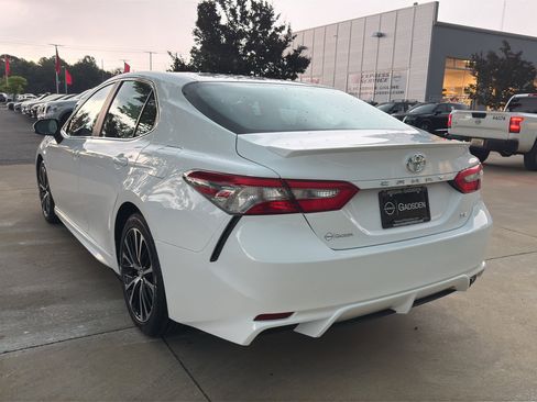 Used 2018 Toyota Camry SE FWD image 5